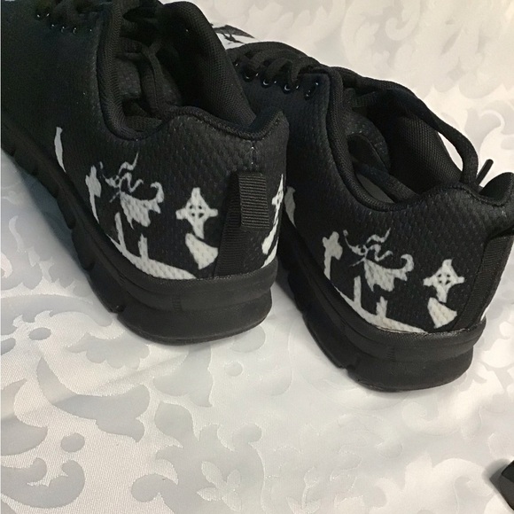 NIGHTMARE BEFORE CHRISTMAS THEMED SHOES - Picture 7 of 8